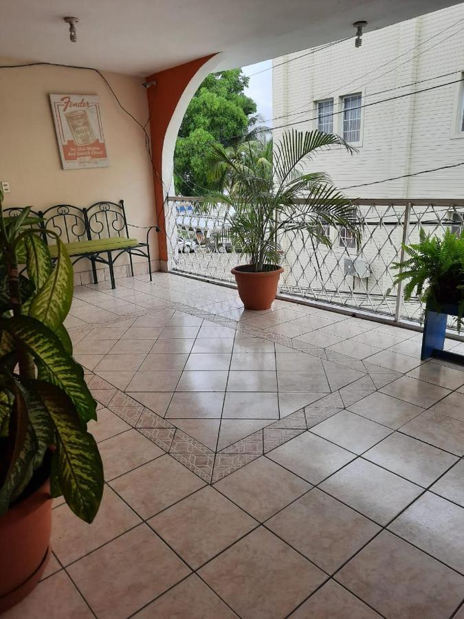 Green Monkey Hostel Flores Buitenkant foto