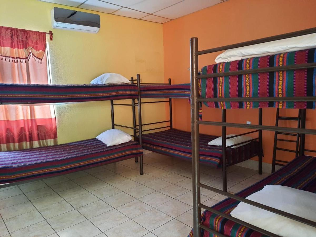 Green Monkey Hostel Flores Buitenkant foto